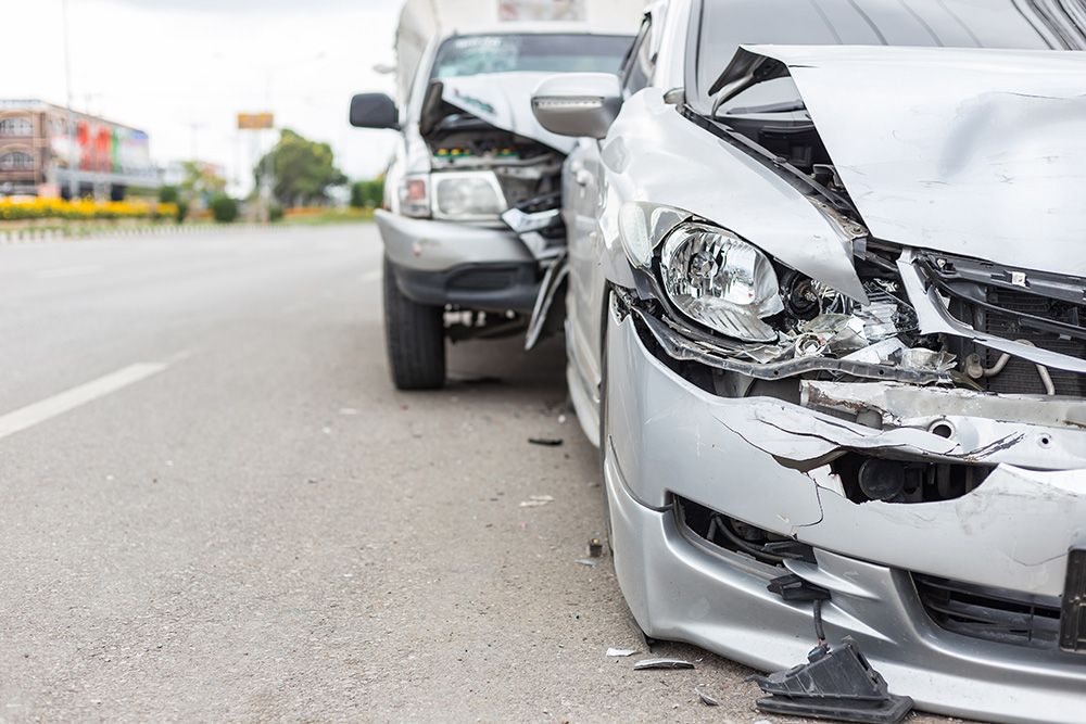 Foto von zwei Fahrzeugen, die verunfallt sind