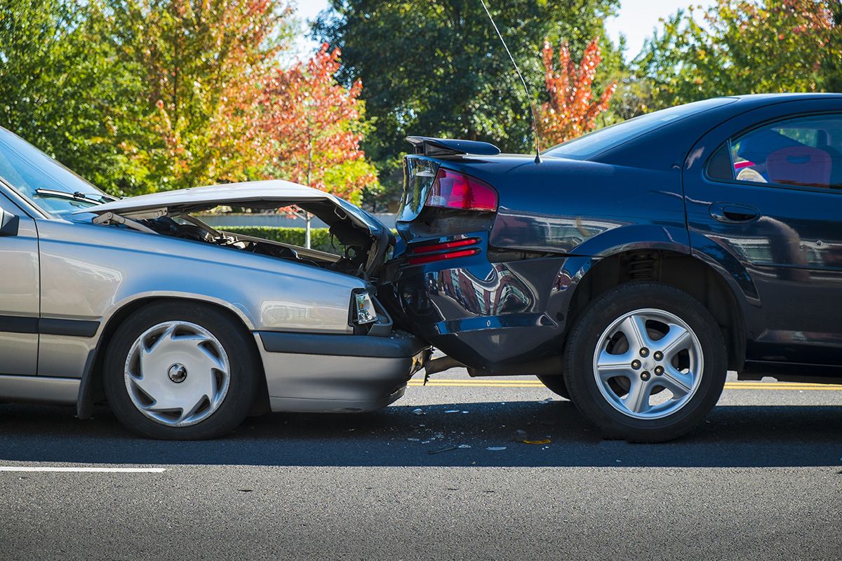 Ansicht eines Auffahrunfalls mit zwei Fahrzeugen